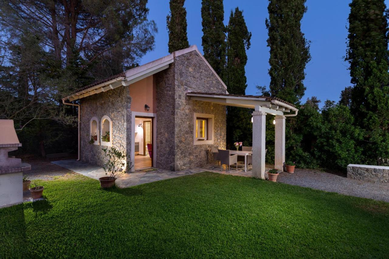 Petrinos Cottage Dafnila エクステリア 写真