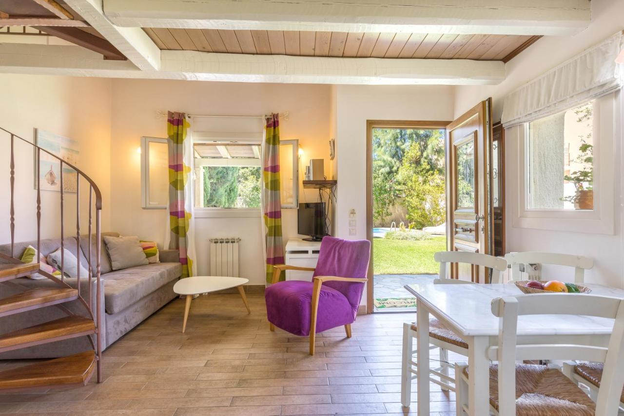 Petrinos Cottage Dafnila エクステリア 写真