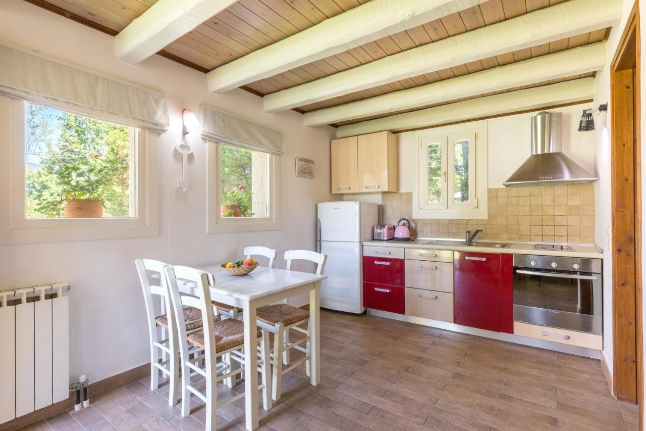 Petrinos Cottage Dafnila エクステリア 写真